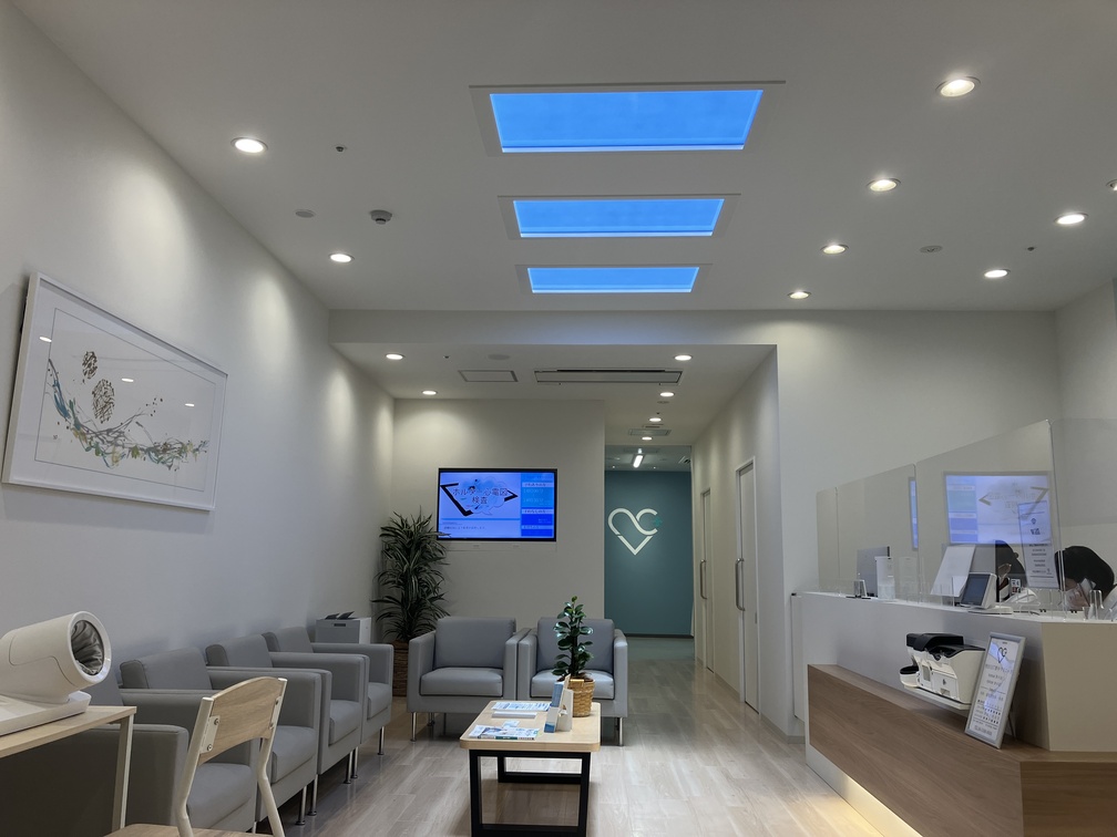 医療空間特有の緊張を和らげる青空照明の待合室デザイン(麻布台ヒルズクリニック)