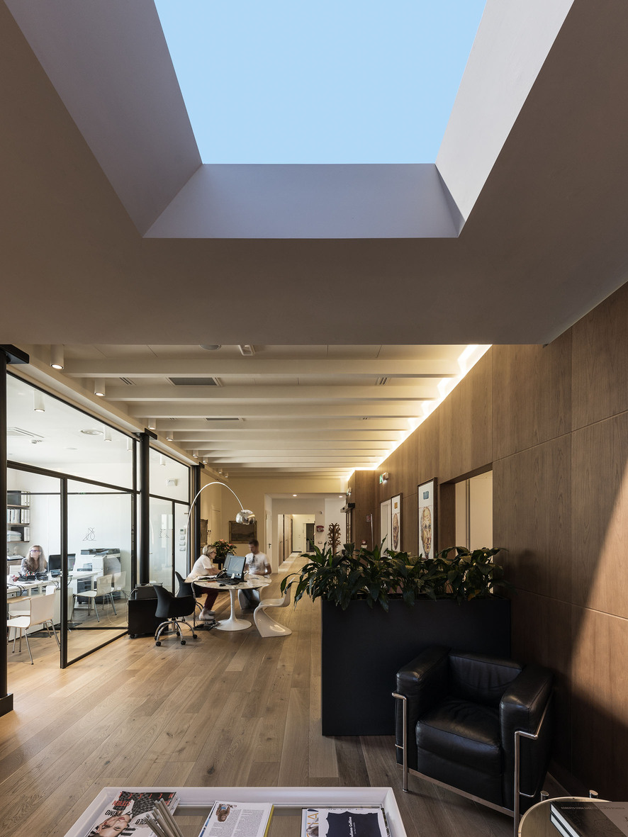 病院待合室に導入された青空照明が安心感のある空間を演出