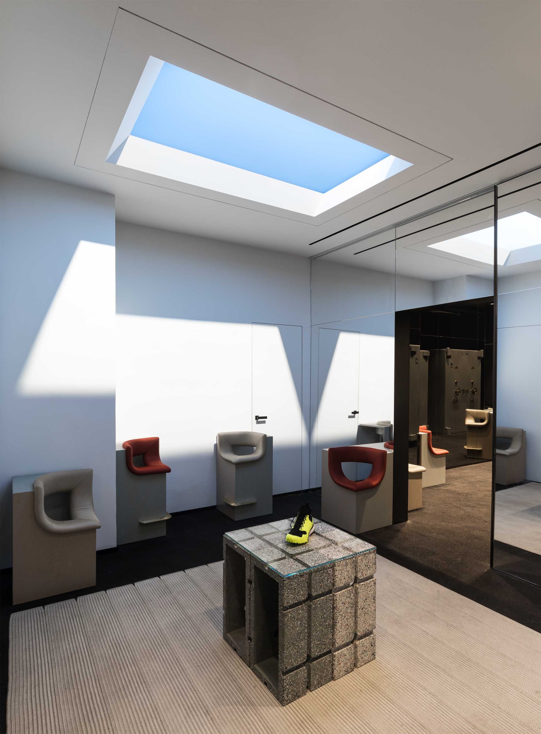 NIKEナイキ店舗に導入された青空照明による自然光演出事例(麻布台ヒルズクリニック)